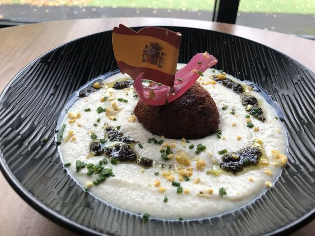 Velouté de choux fleur, croqueta de jambon serrano et parmesan