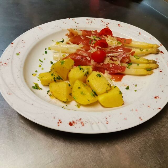 Weiße Spargeln mit Parma Schinken