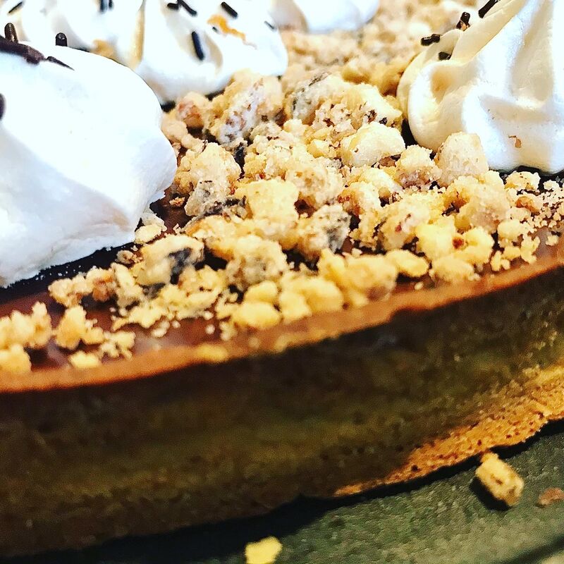 Tarte chocolat, caramel beurre salé et noisettes 