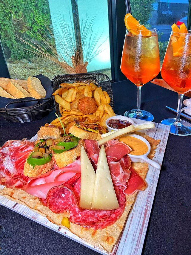 Tagliere L'alternativo: selezione dei nostri salumi, Formaggi, polpette, chips, salse homemade e bruschette