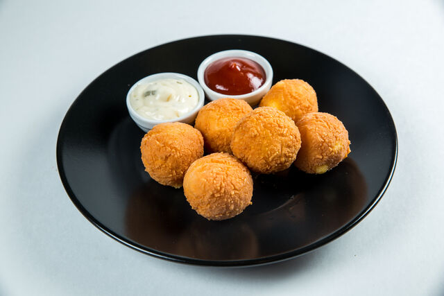 Сирні кульки з шинкою.