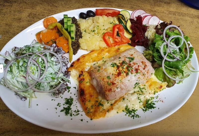 überbackene Maultaschen mit Salatplatte