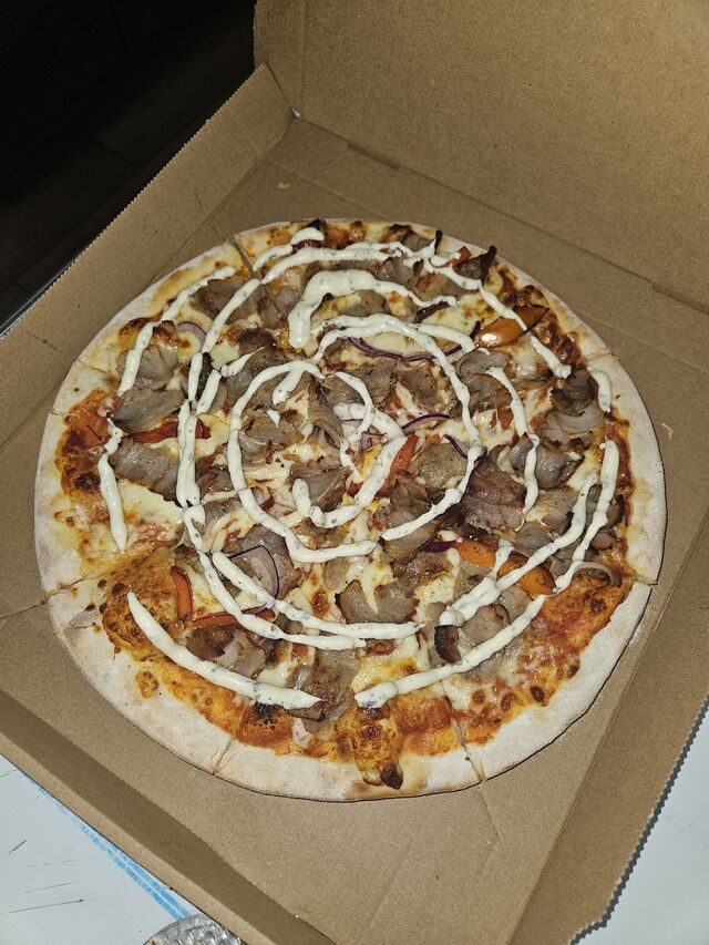 Pizza kebab avec sauce blanche 