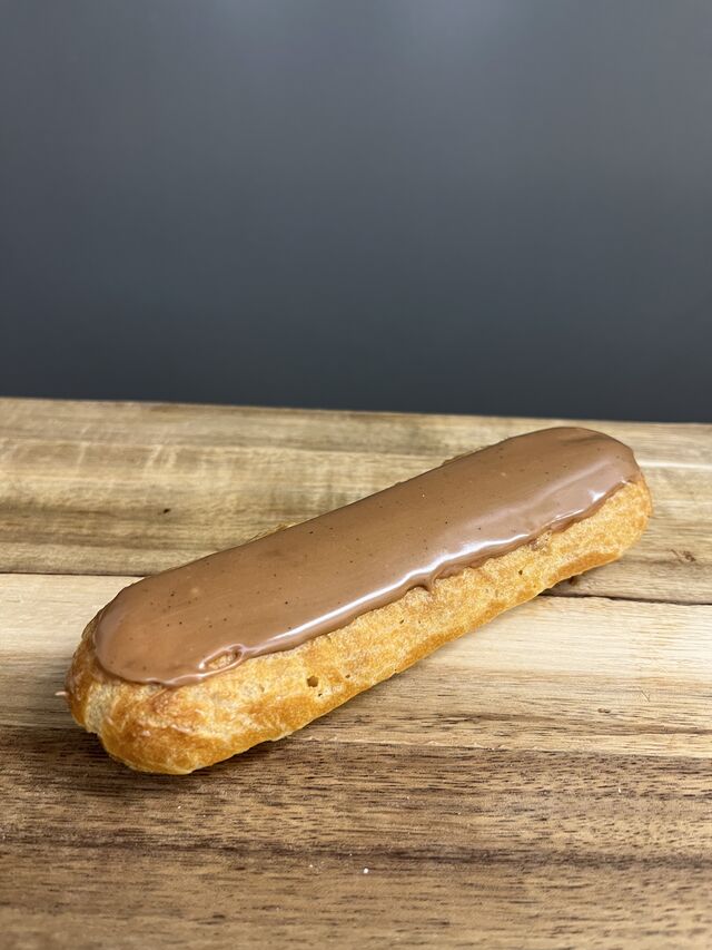Eclair au café