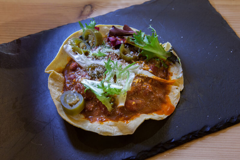 TACO CHILE CON CARNE, FRIJOLES, CARNE, LECHUGA JALAPEÑOS, TORTILLA MAIZ