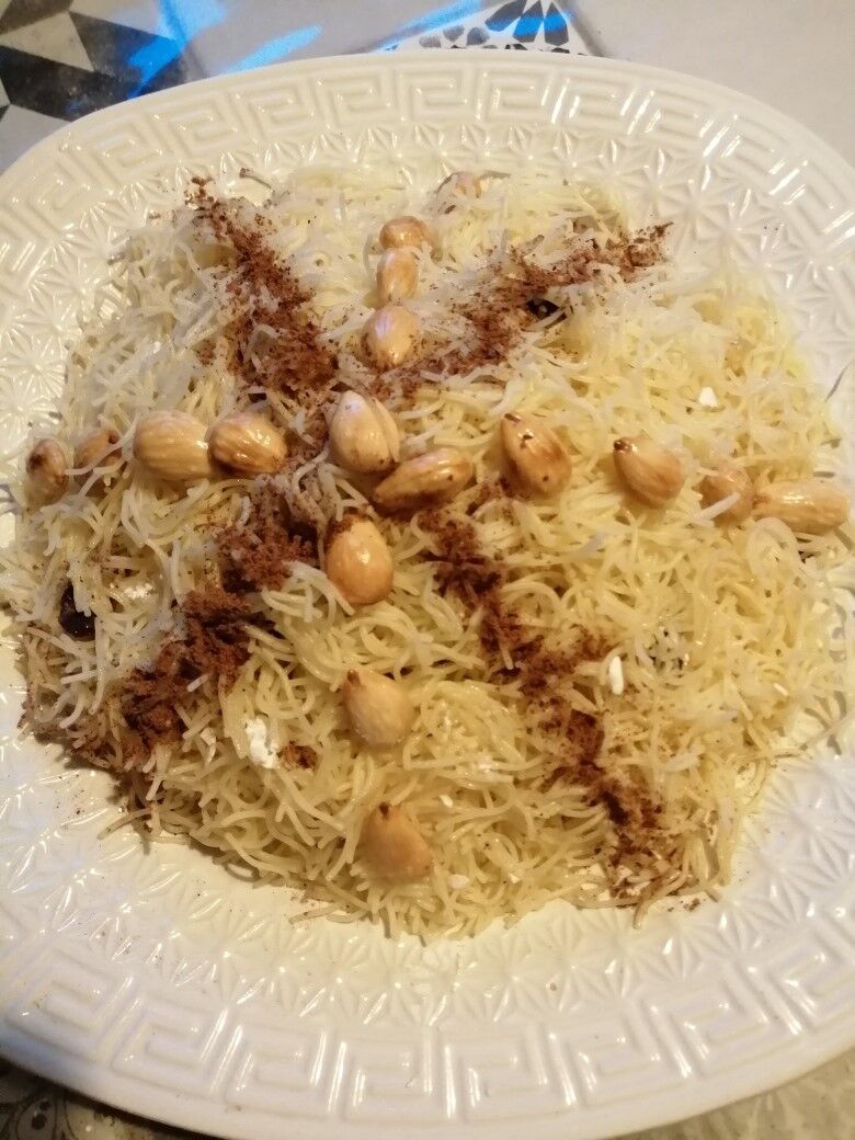 Seffa vermicelle à la vapeur accompagnée de cannelle et concassé d'amandes