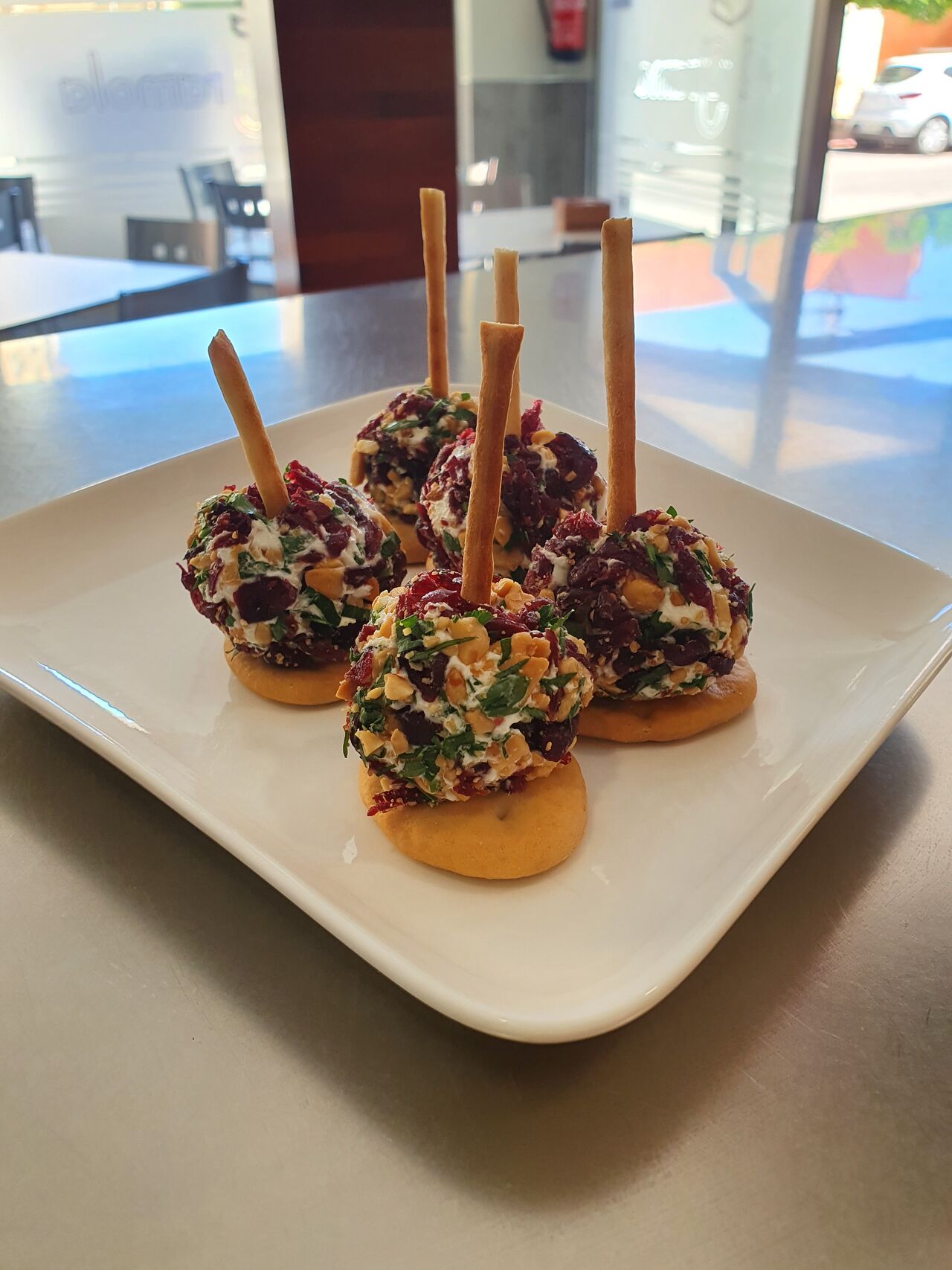 Bolitas de queso envueltas en arándanos y cacahuetes 