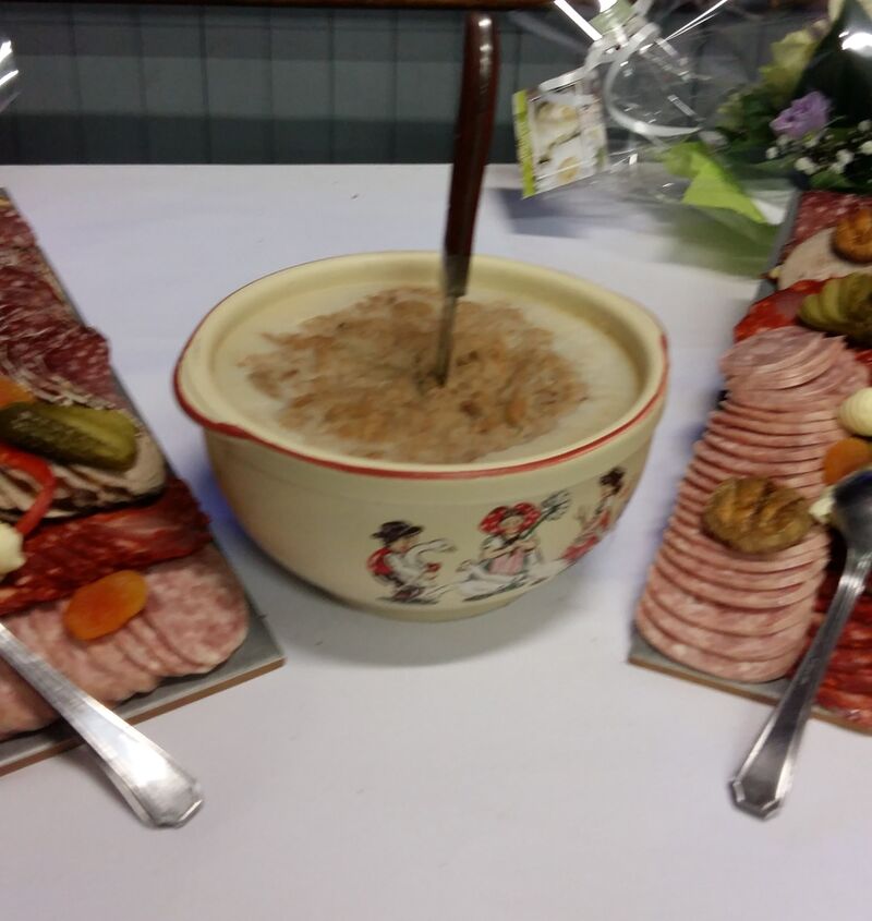 Présentation d'un buffet de mariage.