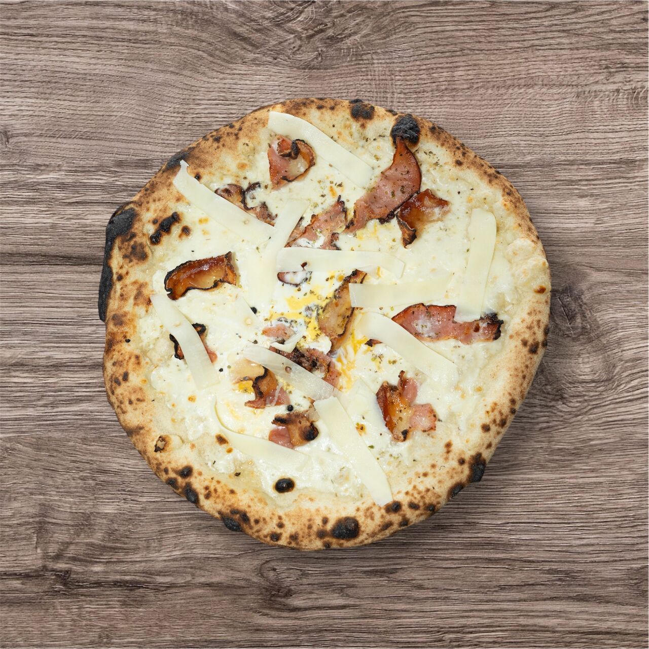 Carbonara ▪ 15€ : crème, fior di latte, guanciale, œuf bio, pecorino al pepe