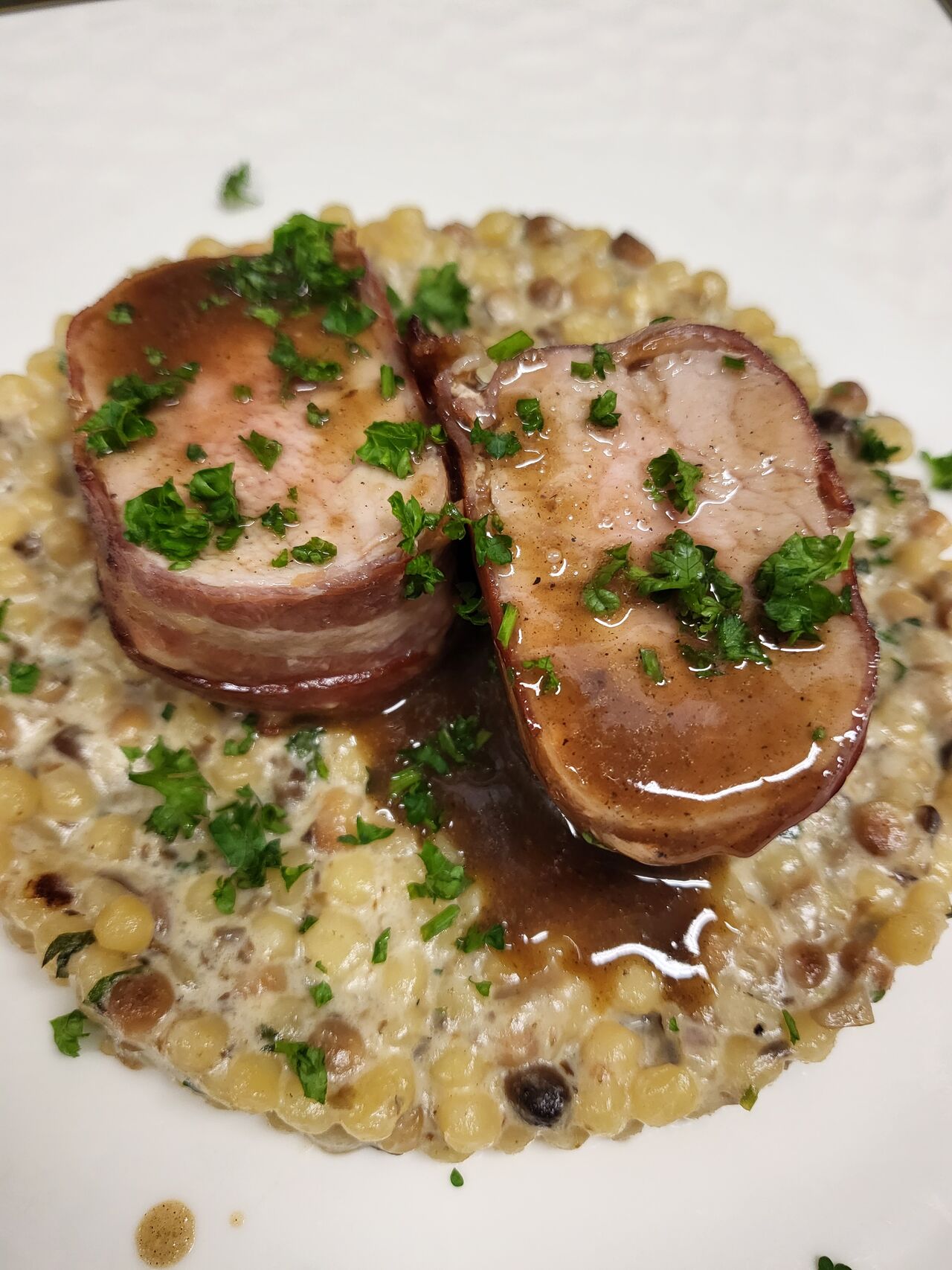 Le filet mignon de porc lardé, fregola aux champignons
