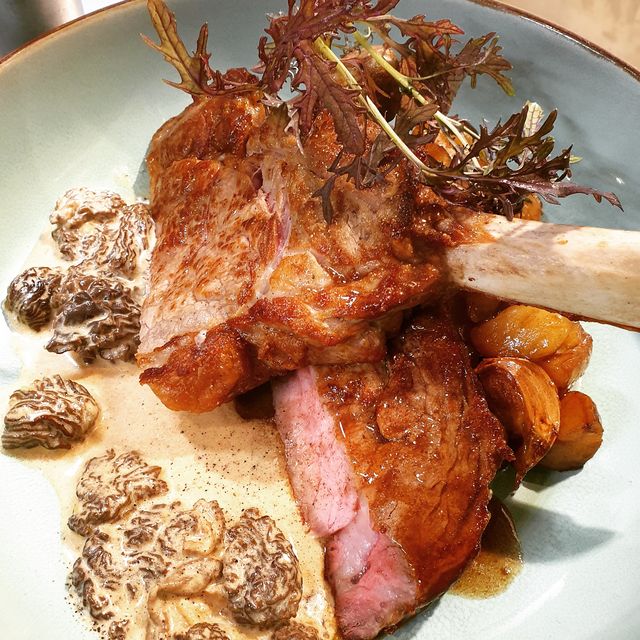 COTE DE VEAU DES HAUTES PYRÉNÉES / MORILLES / POMMES DE TERRE DE L’ÎLE DE RÉ AU JUS 