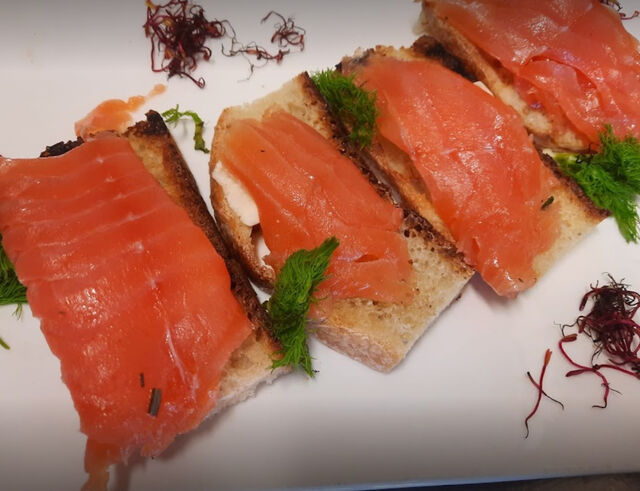 SALMONE MARINATO A SECCO SU CROSTONE DI BURRO SALATO