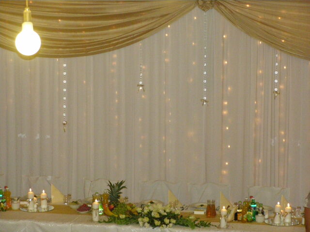 Aranżacja tła za stołem dla Pary Młodej.