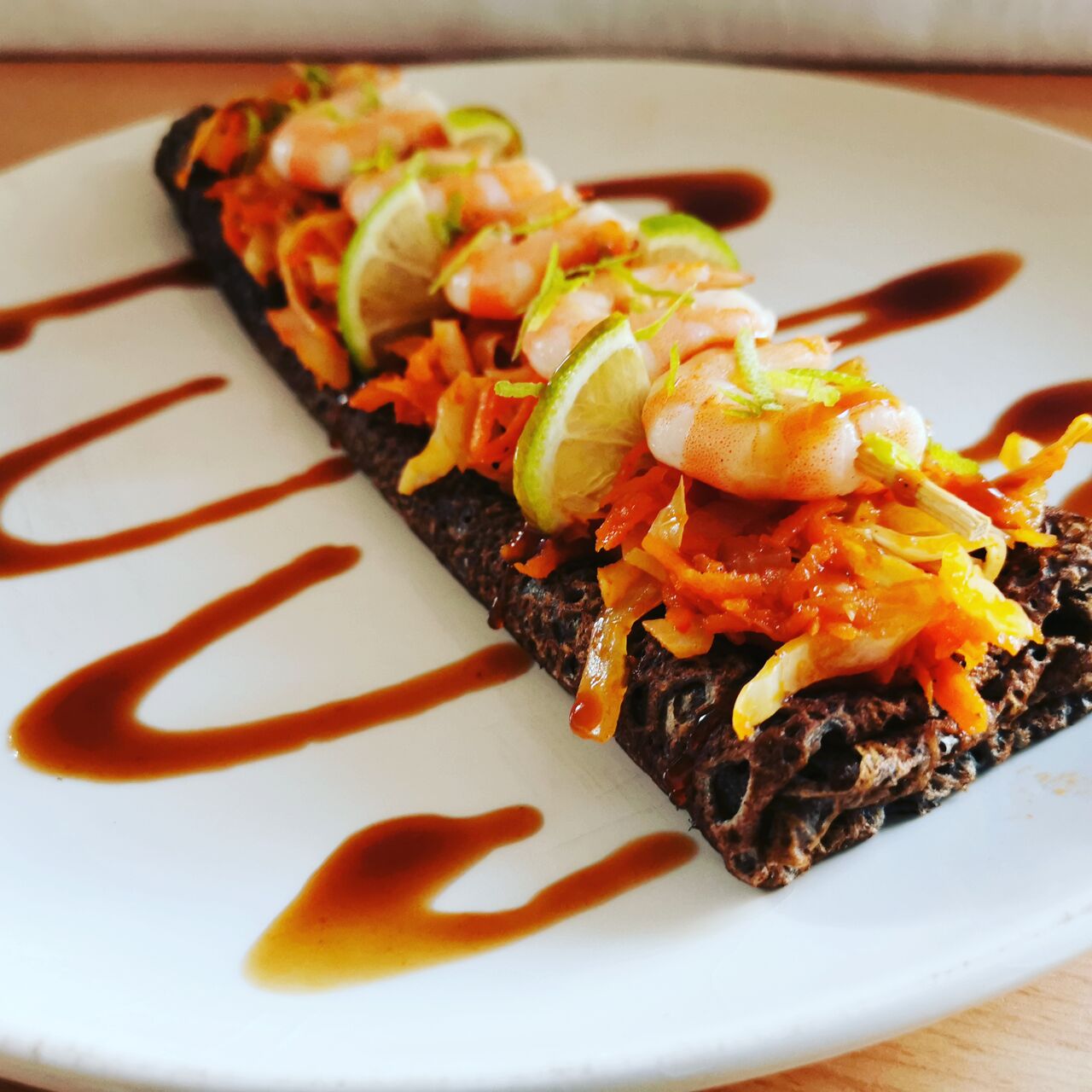 Galette jardinière de légumes, gambas, sauce thaï