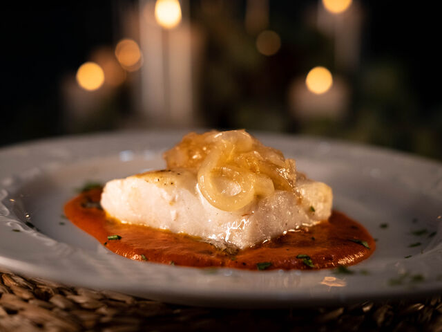 Bacalao sobre base de piquillos 