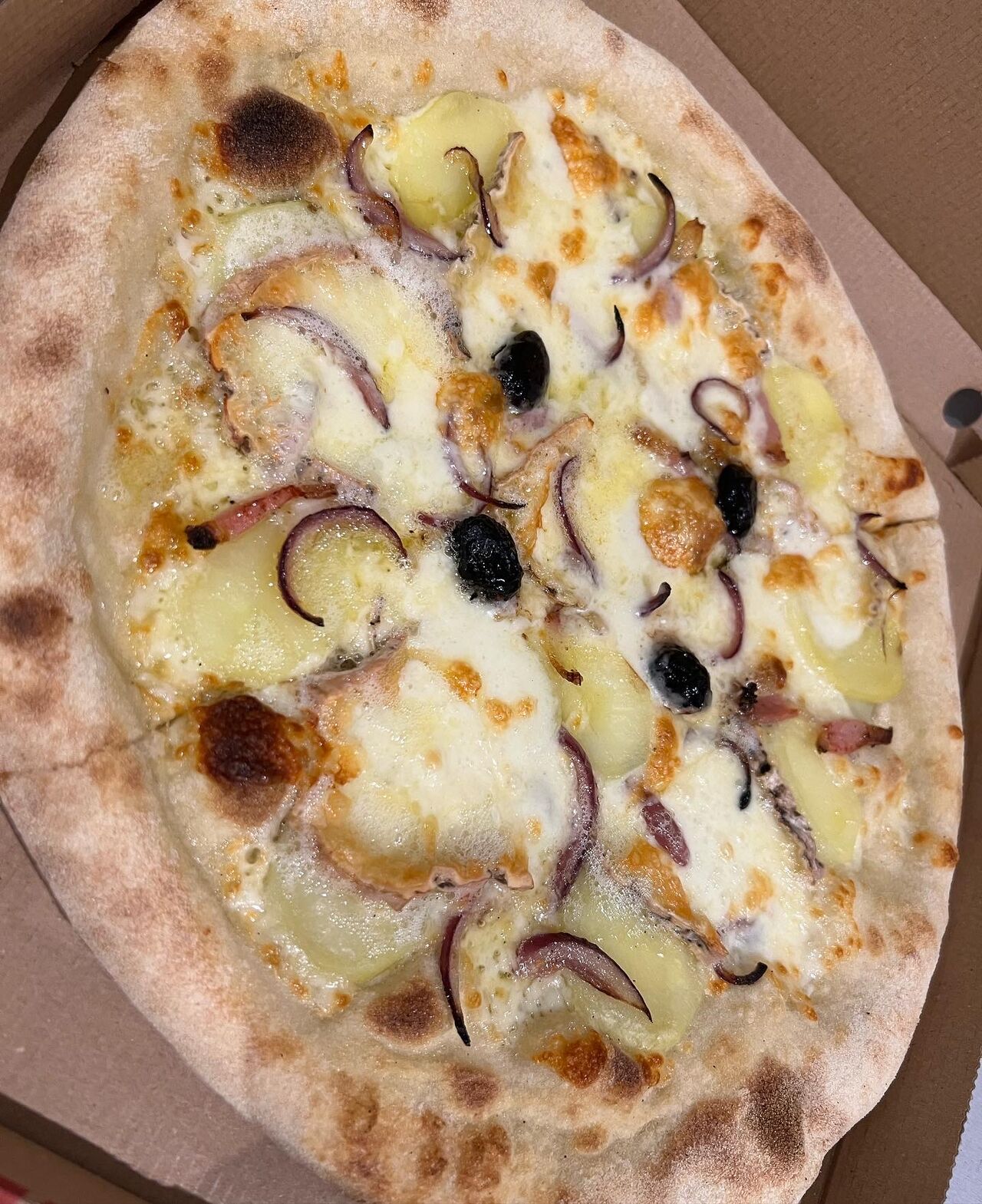 La Savoyarde :
Fior di latte - Pomme de terre - Oignons - Taleggio - Guanciale 