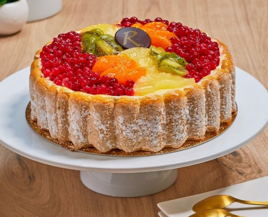 CHARLOTTE LAMBADA
Dès 3,19€/p
Mousse exotique, morceaux de fruits colorés (ananas, kiwi, mandarine, groseille),génoise nature
