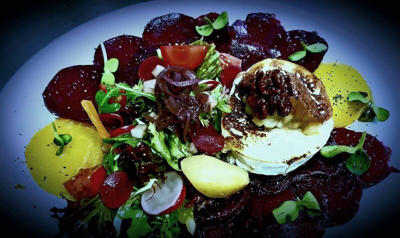 Bunte Beete Carpaccio mit gratiniertem Ziegenkäse