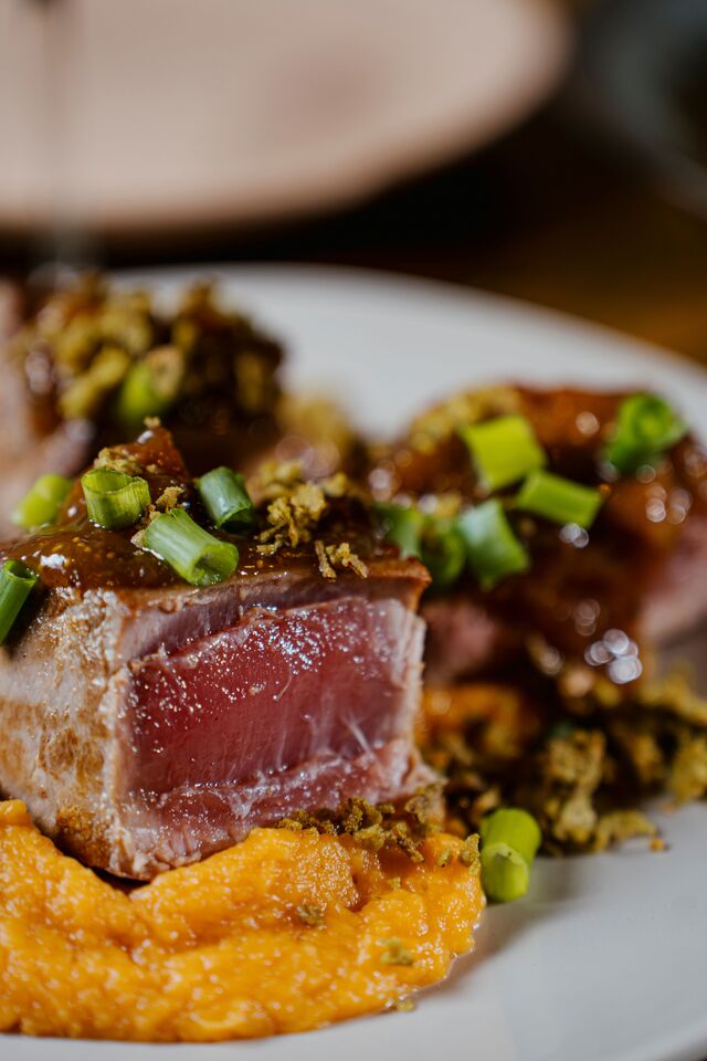 Tataki de Atum, puré de aipo, chutney de figos e wasabi, cebola frita