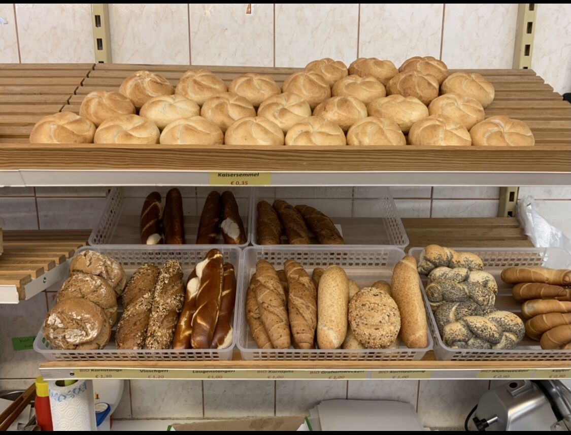 Wir backen mehrmals täglich frisches Gebäck.