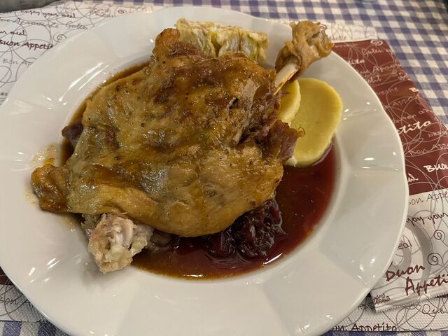 Husí stehno s variací knedlíků 