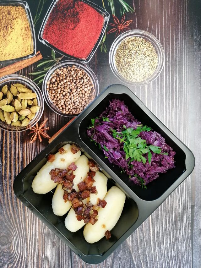 Zestaw kluski z mięsem okraszone boczkiem, surówka z czerwonej kapusty.