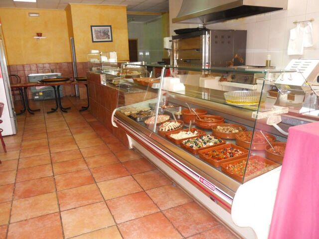 La caçoleta ofrece a sus clientes las tipicas comidas locales.
Todos los dias tenemos: Paella valenciana, arroz al horno; fideua