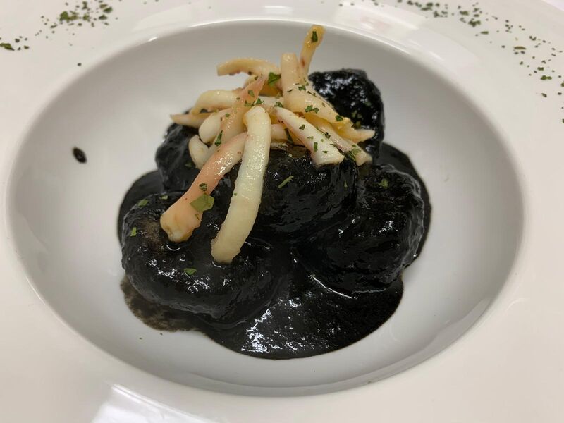 Una de nuestras ediciones limitadas; albóndigas de bacalao en tinta con tallarines de calamar. 