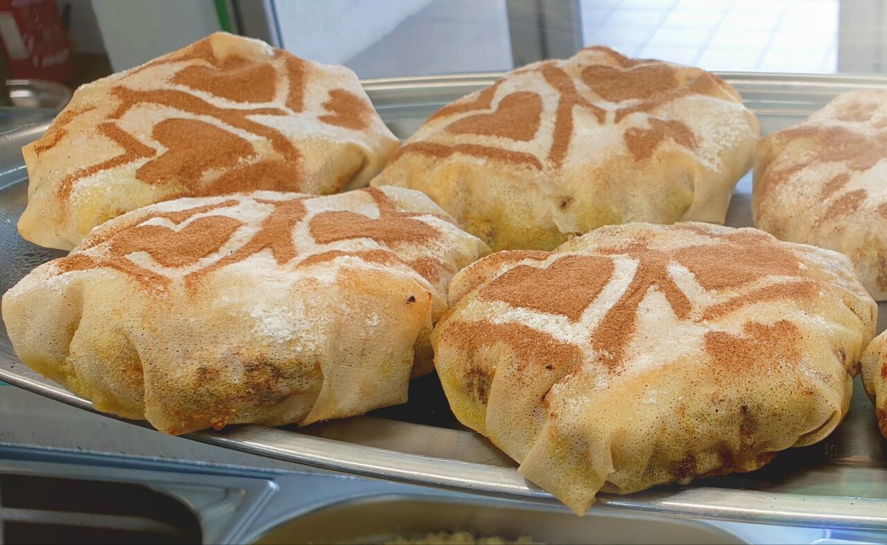 La pastilla au poulet raisins, amandes et confits d'oignons