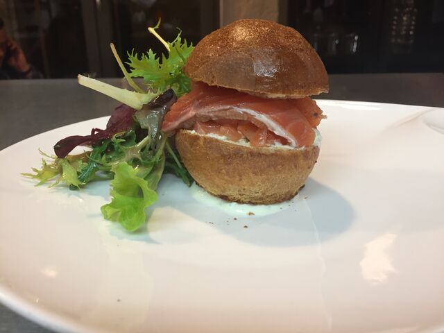 Burger de saumon gravlax à la crème acidulée bun's maison 