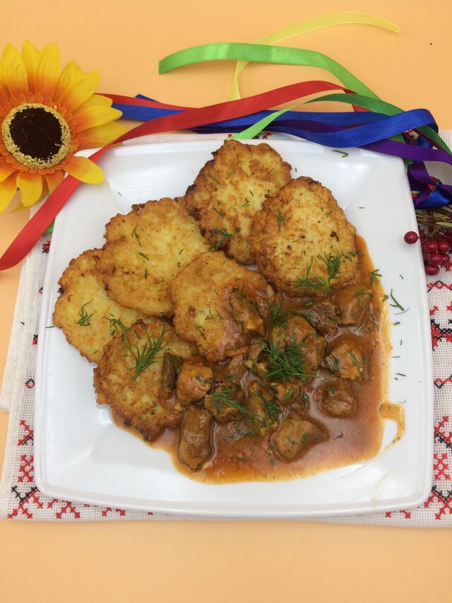 Placki ziemniaczane z gulaszem