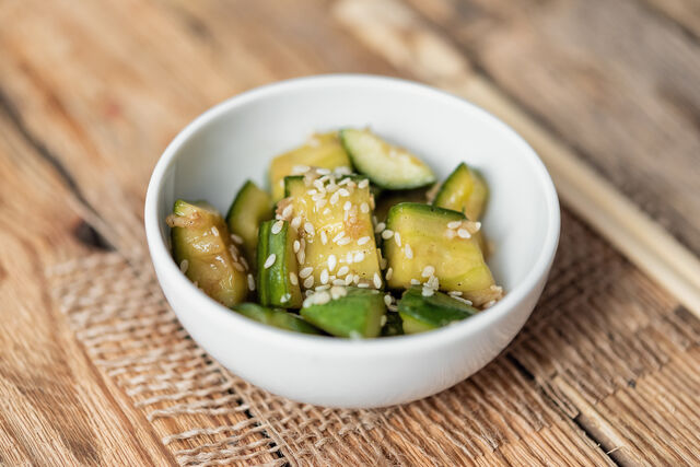 Sałatka Pikantny ogórek z czosnkiem