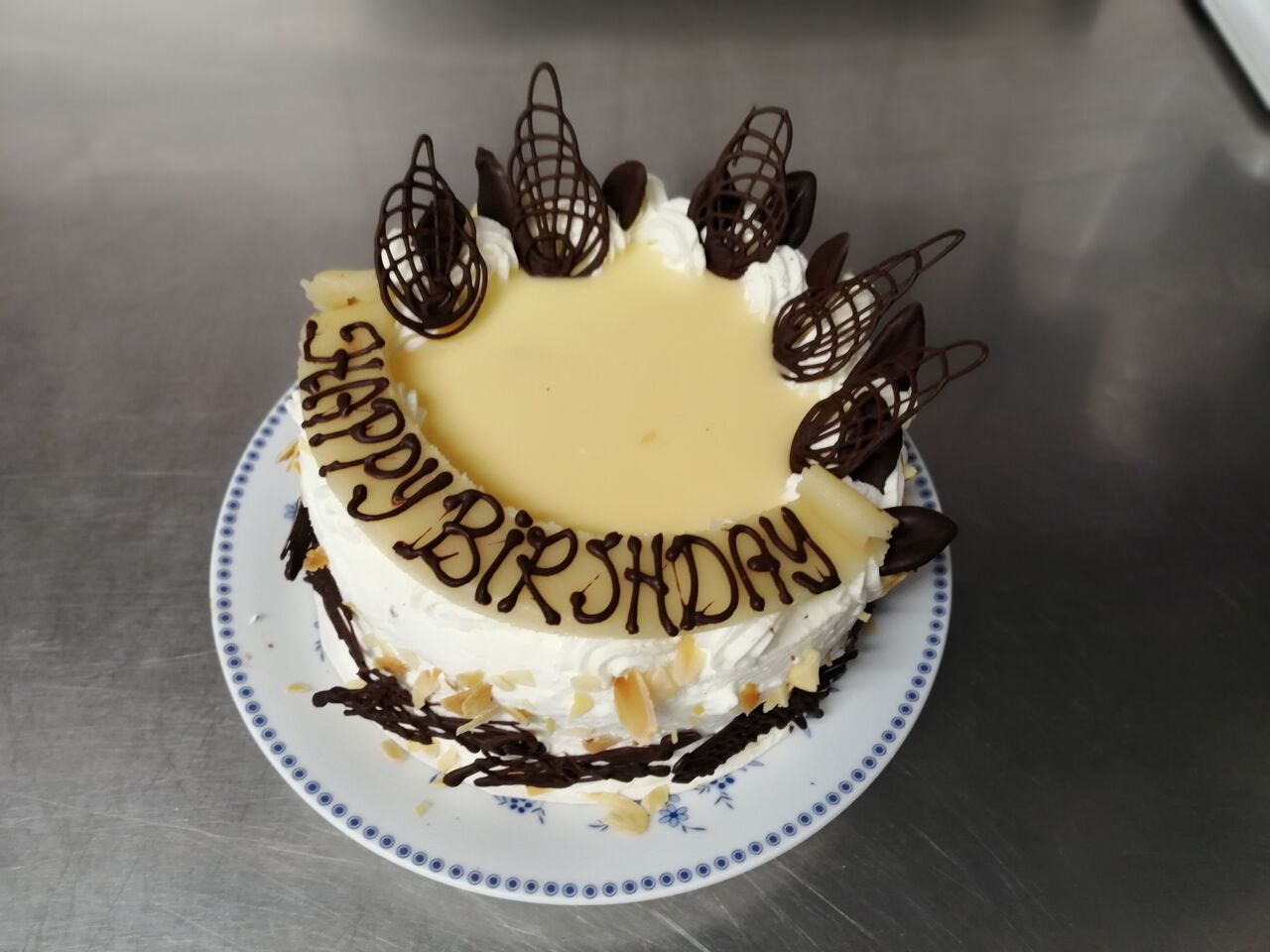 Unsere Torten und Kuchen könnt ihr in verschiedenen Größen bestellen. Schreibt uns gerne eine Mail