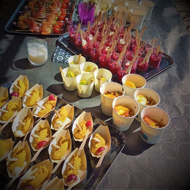 Entrée traiteur sur une variation d'houmous maison et crudités