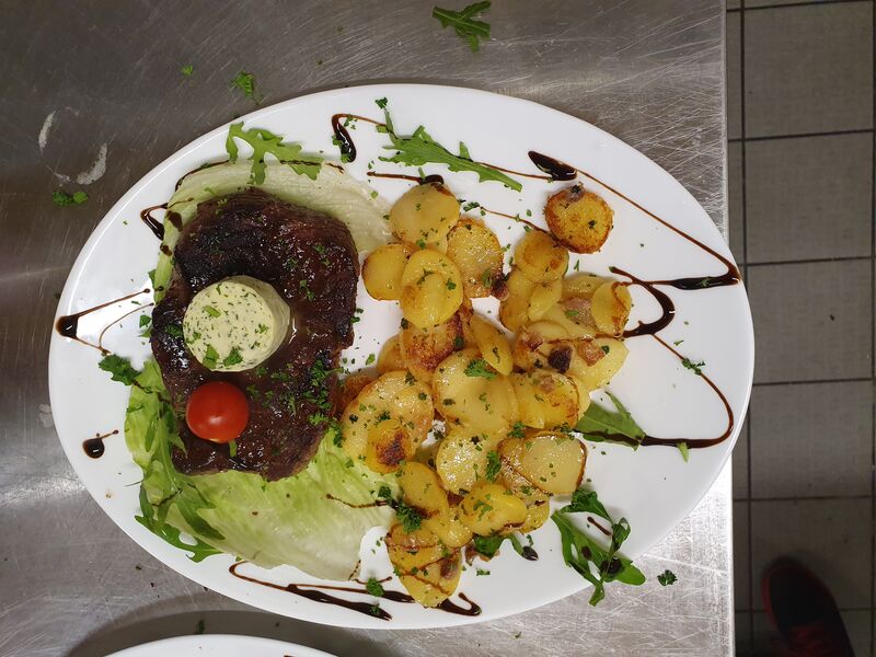 Rumpsteak mit Kräuterbutter
und Bratkartoffeln 