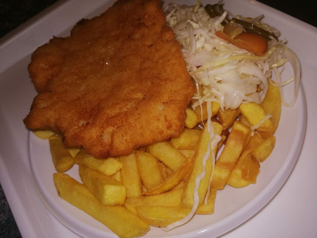 Bécsi csirkemell, körettel, vitaminsalátával 2290ft