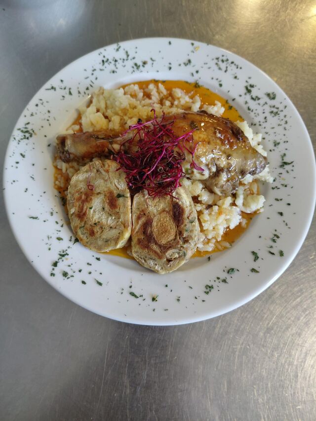 Pečené kuracie stehno s plnkou, slovenská ryža, gravy omáčka