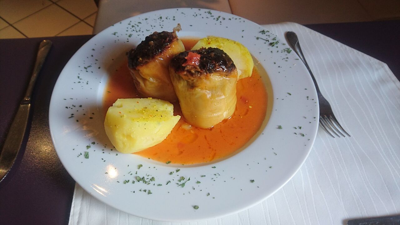 Mittagstisch: Paprika gefüllt mit Hackfleisch und Reis dazu Sakzkartoffelb und gemischter Salat für 6,90€