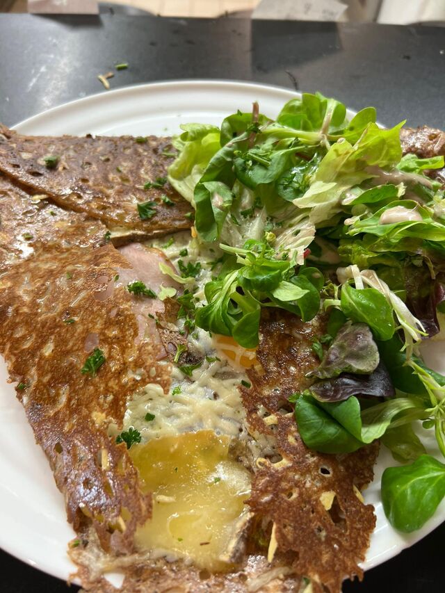 Galette Anglaise
Oeuf, Tome de Rhuys, Bacon, Emmental, Salade