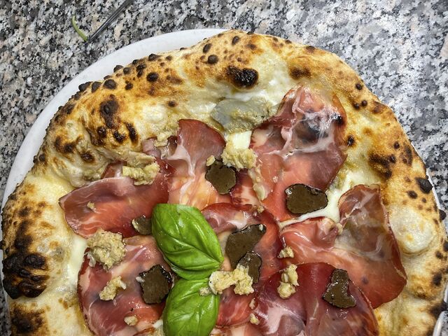 ORIETTA BERTI: crema di carciofi, mozzarella, capocollo e tartufo.