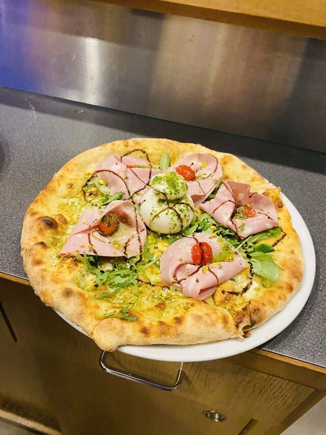 Pizza Mortadella-Burrata-Basilikumcreme und Pistazien
