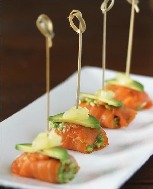 Pincho de Salmón ahumado bañado en soja y aguacate y eneldo