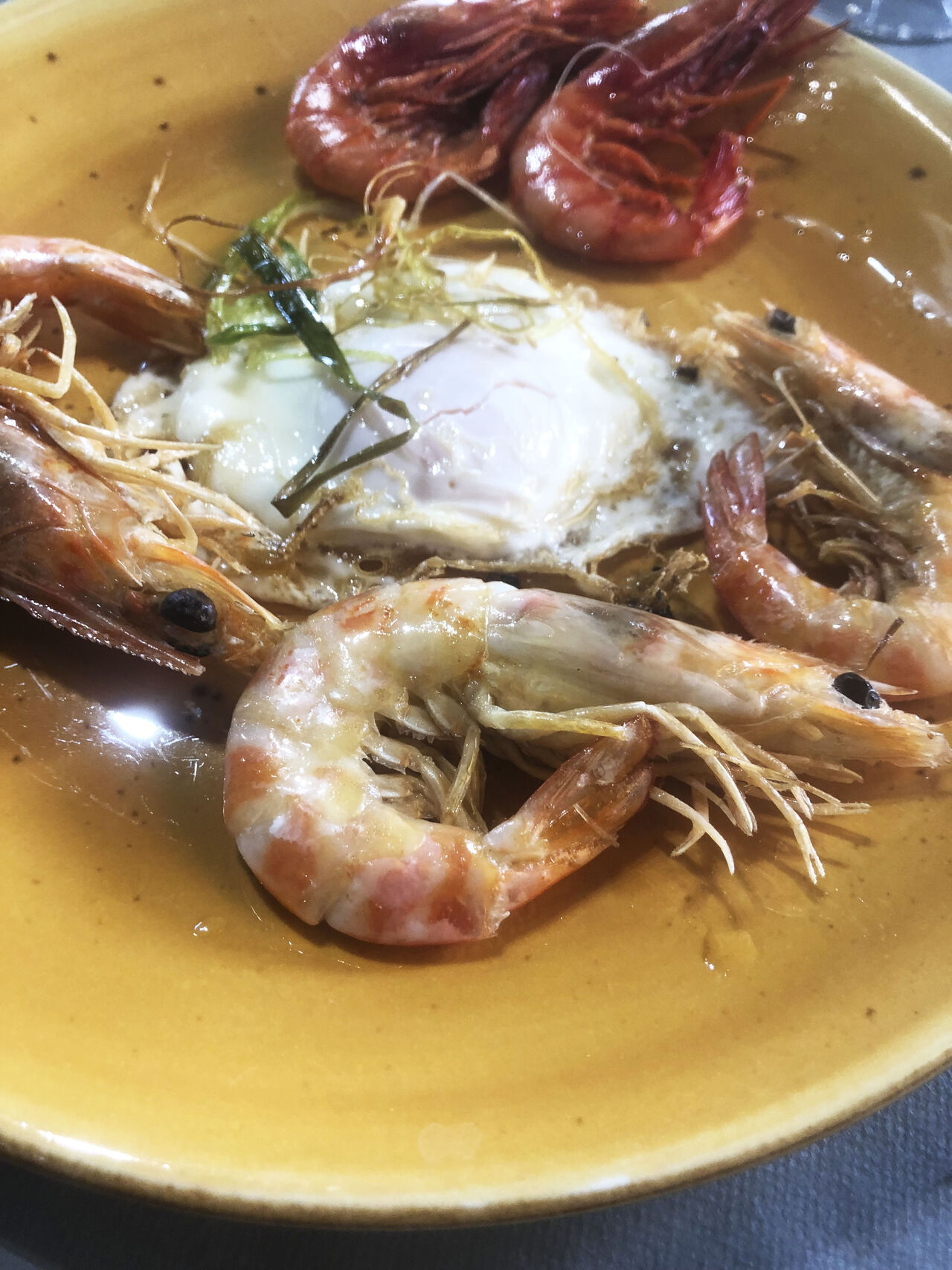 LANGOSTINOS DEL GRAO CON GAMBA ROJA , AJITOS TIERNOS Y HUEVO FRITO