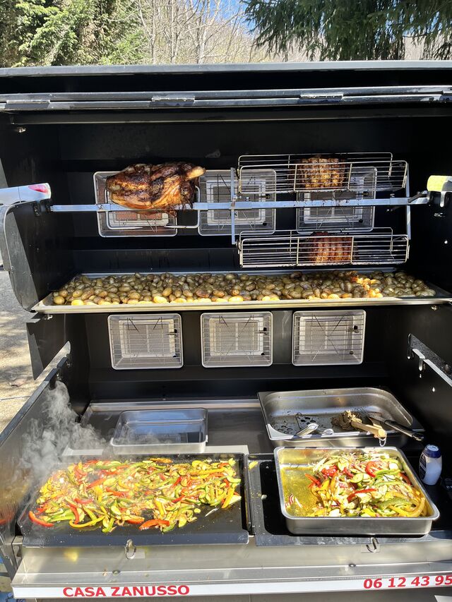 Epaule de porc avec poitrines roulée pomme de terre grenailles et légumes grillés