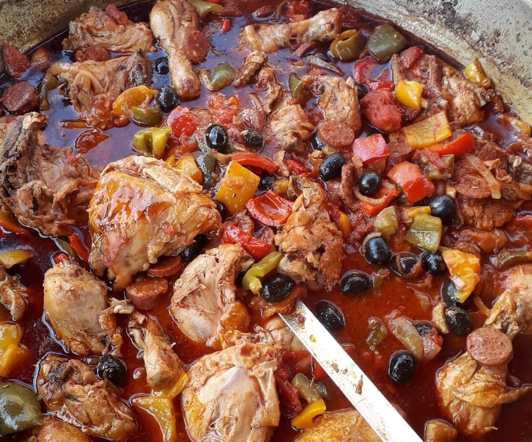 POULET A L ESPAGNOL + RIZ 11€ la part Poulet, poivrons, tomates, olives, chorizo...