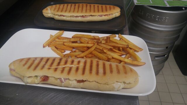 Le Bestseller : Panizza Comtouais! (Morteau, Montbé, Morbier, Comté, émmental et sa pétée de Canc') sur sa base crémeuse