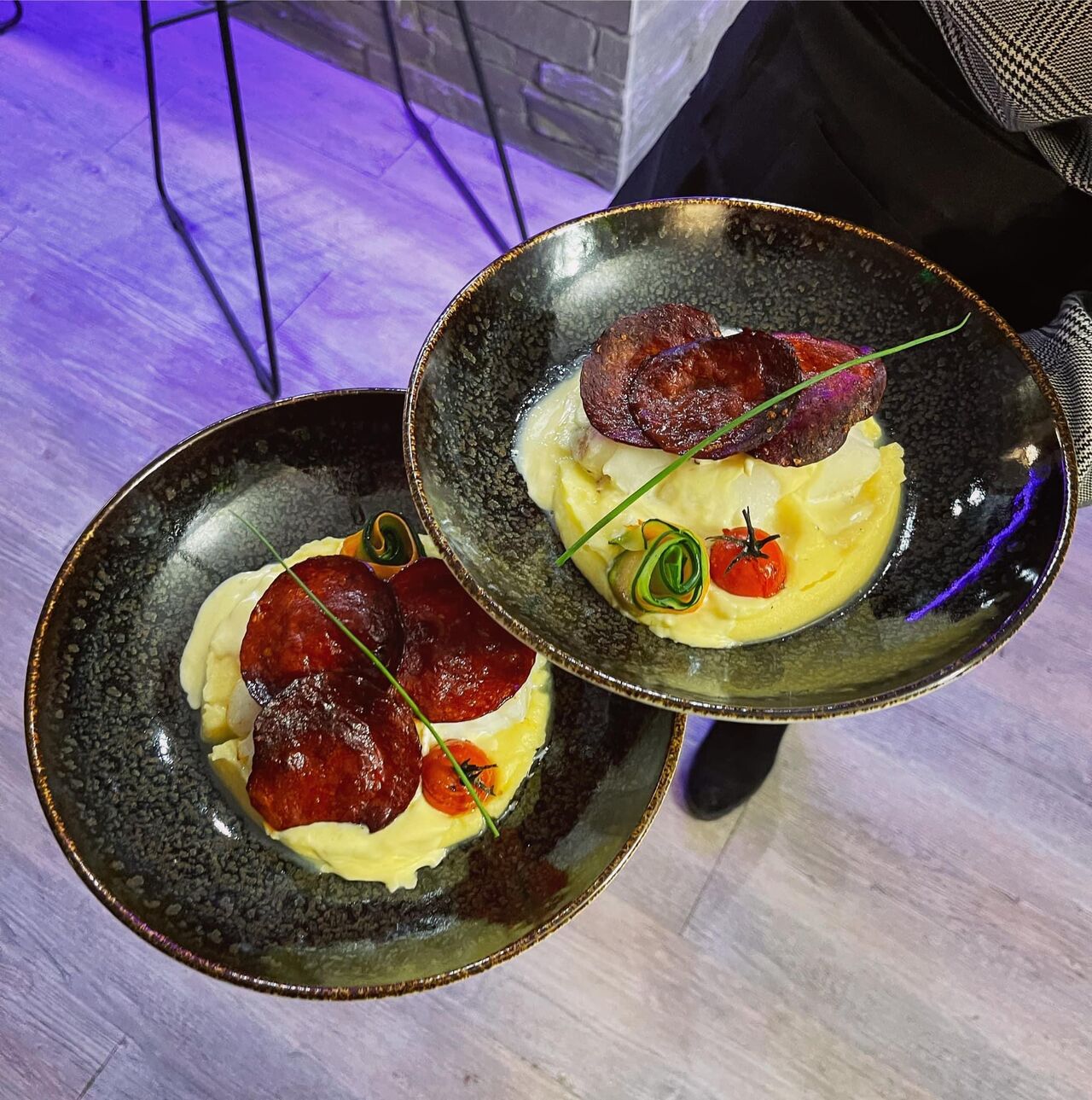 LE TRIPLE C’
Dos de cabillaud rôti, chips de chorizo sauce Chaource, sur sa mousseline de pommes de terre