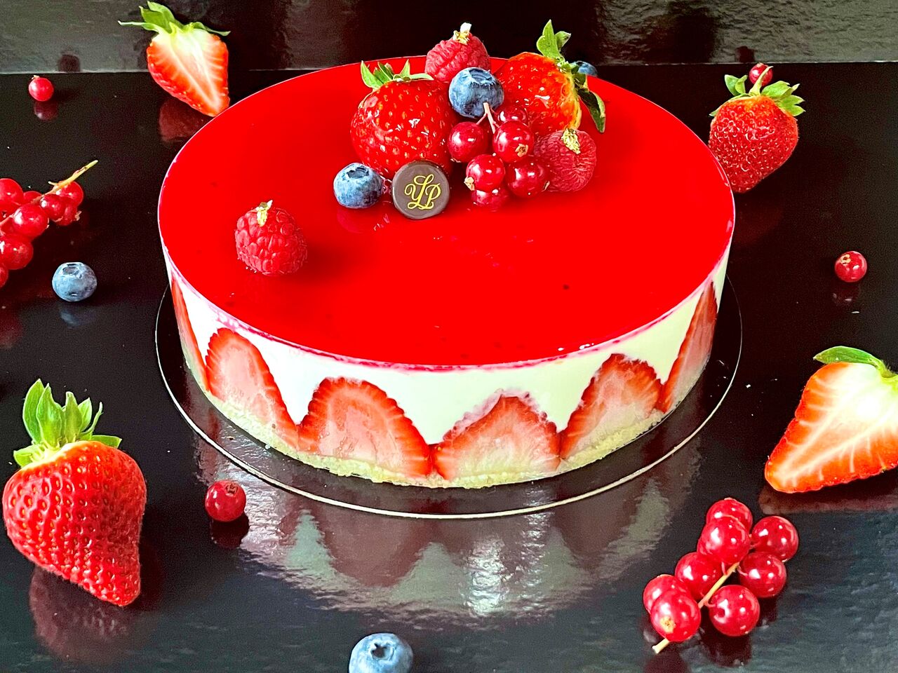 Fraisier à la crème légère vanille.