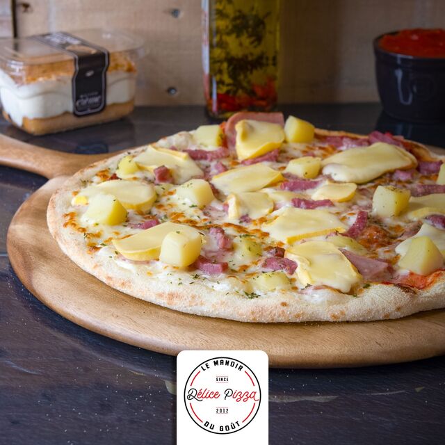 LA SPÉCIALE : moitié crème fraîche / moitié sauce tomate, jambon, mozzarella, lardons, pommes de terre, reblochon, origan.