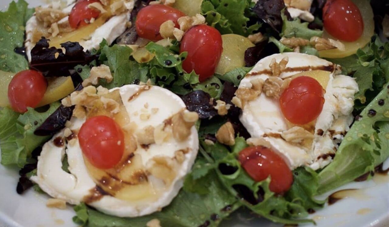 Salada queijo cabra com tomate cherry
